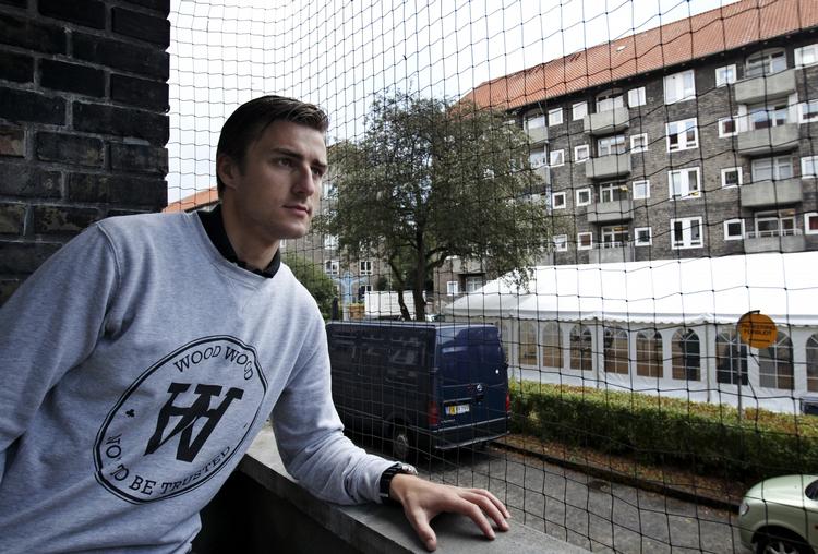 tilfreds. 24-årige Frederik Bjørnsen er en af de unge, som allerede er flyttet ind i en lejlighed blandt mange ældre i Nørrebro Vænge. Det er han godt tilfreds med, selv om han syntes, det var mærkeligt i starten. 