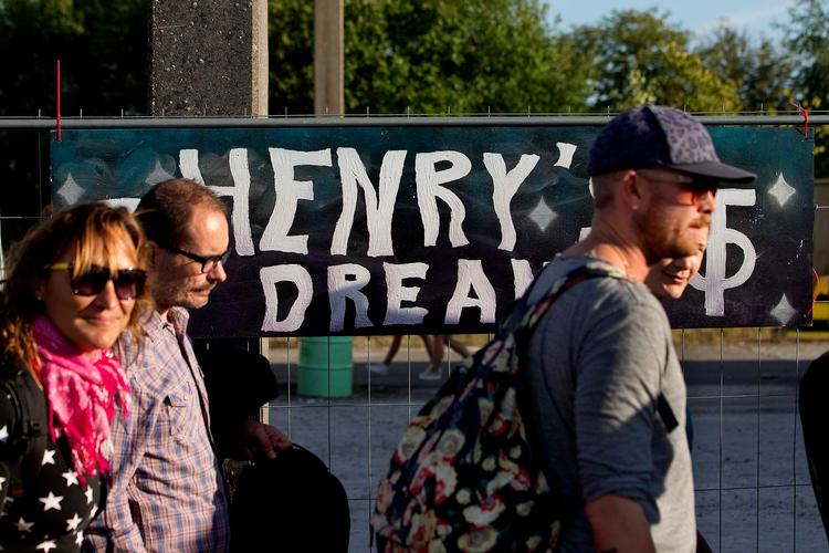 Drømmere. Festivalen Henry's Dream blev afholdt i en nedlagt cementfabrik i Roskilde. I lang tid op til festivalen holdt arrangørerne det hemmeligt, hvor den skulle afholdes. 