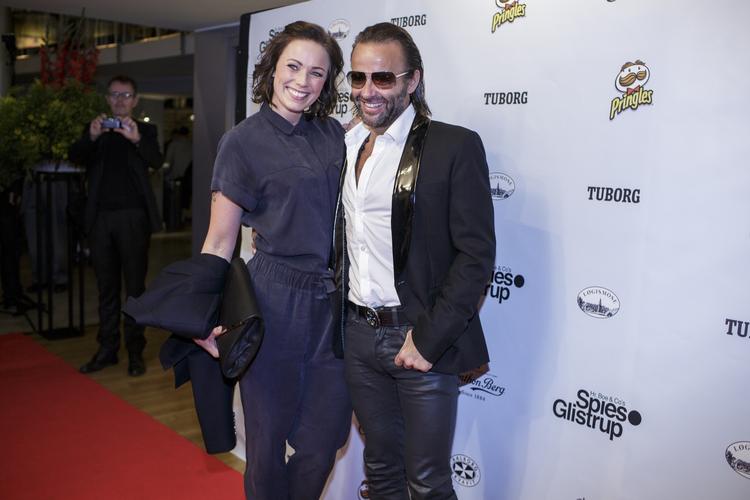 Journalist Lisbeth Østergaard kom med en råcool Dennis Knudsen, der er kendissernes yndlingsfrisør. 