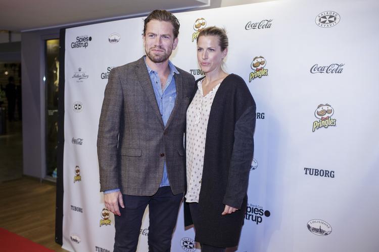 Skuespiller Nikolaj Lie Kaas fulgtes med sin kone, Anne Langkilde. 