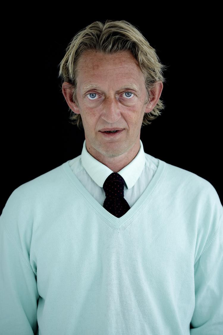 Insider. Tisvilde har sin egen revy, sin egen radio og med 'Fryser jeg' nu også sin egen roman. Tilmed skrevet af en insider, Martin Kongstad. 