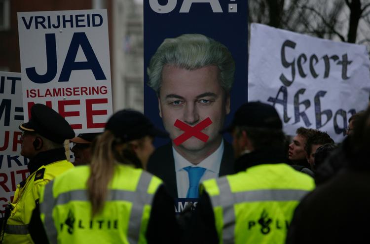 hadetale. Kontekst er afgørende, og magtpositioner er afgørende, skriver Rune Engelbreth bl.a. om hadetale. Her foto fra en pro-Geert Wilders demonstration i Amsterdam i 2010 i forbindelse med en retssag, hvor Wilders var anklaget for at opfordre til had og racisme. Wilders blev frifundet. 