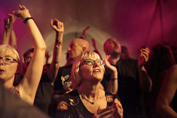 Folkefestival. Tønder Festival spænder ikke blot bredt musikalsk. Aldersmæssigt er her også en større diversitet end til mange andre festivaler. 