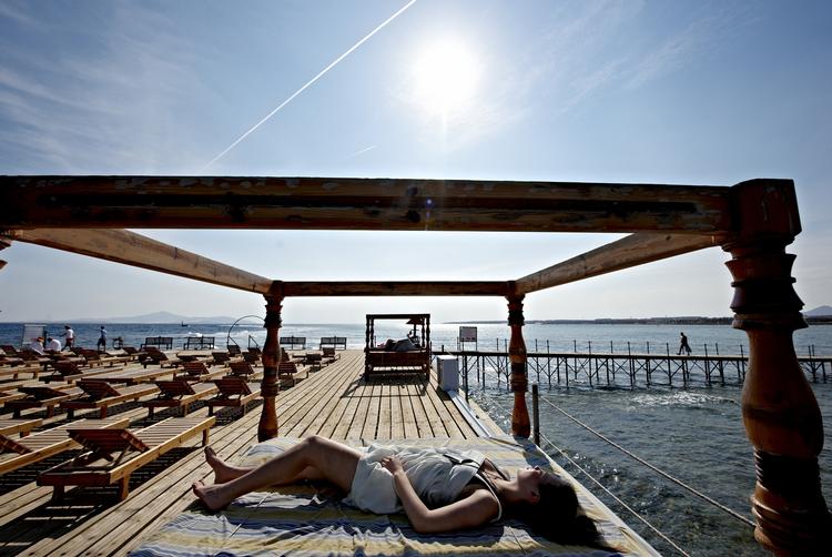 FARVEL. De danske turister er hevet hjem fra Egypten, og de to største danske rejsebureauer sender ikke flere derned i år. 