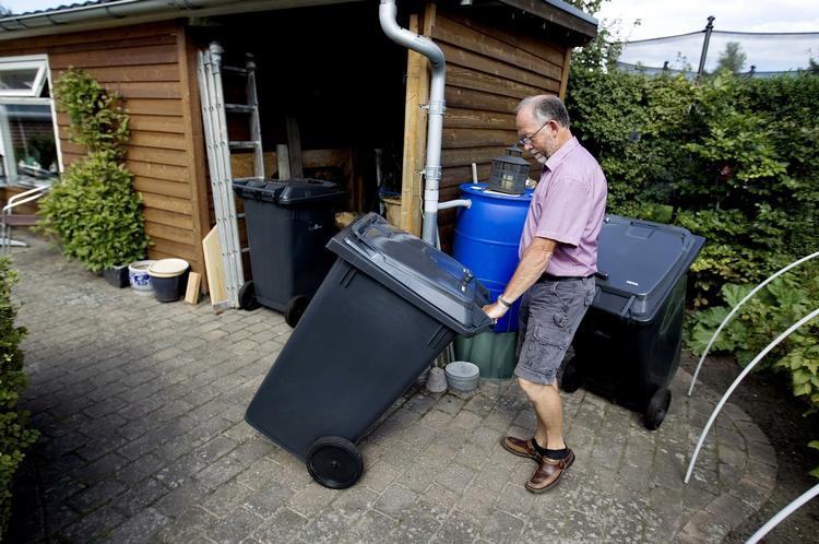 AFFALD. Jens Dalsgaard fra Rødovre har deltaget i affalds-sorteringsforsøg i sin kommune. Han kalder det ren tilvending at sortere. 