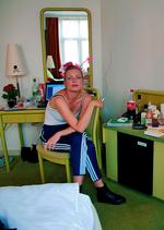 Hjemme. Asta Olivia Nordenhof er uddannet fra Forfatterskolen. Hun debuterede i 2011. 'det nemme og det ensomme' er hendes anden udgivelse. 