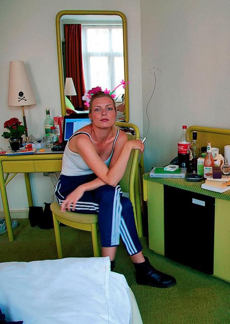 Hjemme. Asta Olivia Nordenhof er uddannet fra Forfatterskolen. Hun debuterede i 2011. 'det nemme og det ensomme' er hendes anden udgivelse. 