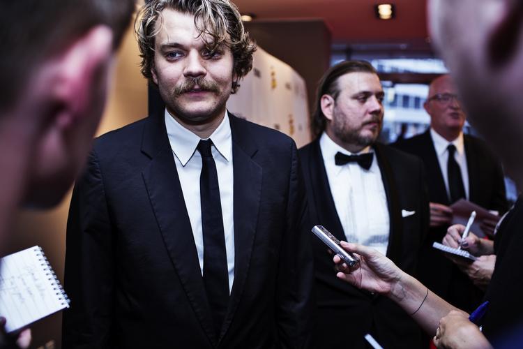 Pilou Asbæk var naturligvis blandt gæsterne, da der søndag aften var gallapremiere på 'Spies &amp; Glistrup'. Asbæk spiller den dameglade rejsekonge Simon Spies i filmen. I baggrunden ses Nicolas Bro, der spiller filmens anden hovedrolle - den skattefornægtende advokat og politiker Mogens Glistrup. 