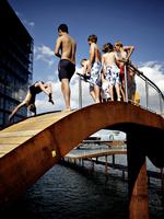 populært. 'Bølgen' er tænkt som en promenade og et sted for kajaksejlads, men bliver også brugt til at bade fra, selv om det er forbudt. 