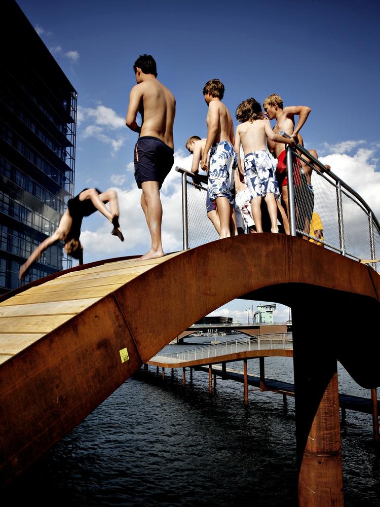 populært. 'Bølgen' er tænkt som en promenade og et sted for kajaksejlads, men bliver også brugt til at bade fra, selv om det er forbudt. 