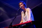 Anderledes. Julia Holter er kendt for at eksperimentere. Her ses hun på Roskilde Festival i 2012. 