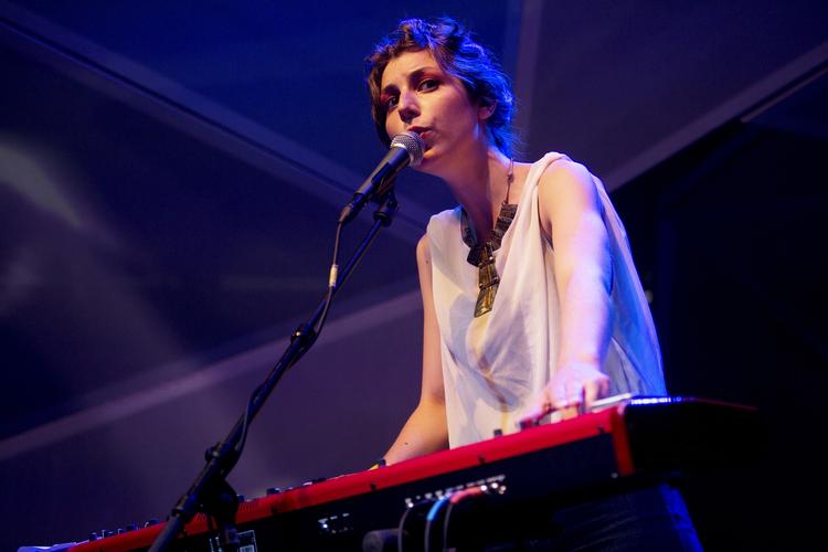 Anderledes. Julia Holter er kendt for at eksperimentere. Her ses hun på Roskilde Festival i 2012. 