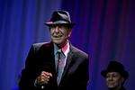 Man. Den canadiske digter, forfatter, sangskriver og sanger Leonard Cohen er her knipset lørdag aften i Kongens have i Odense. 