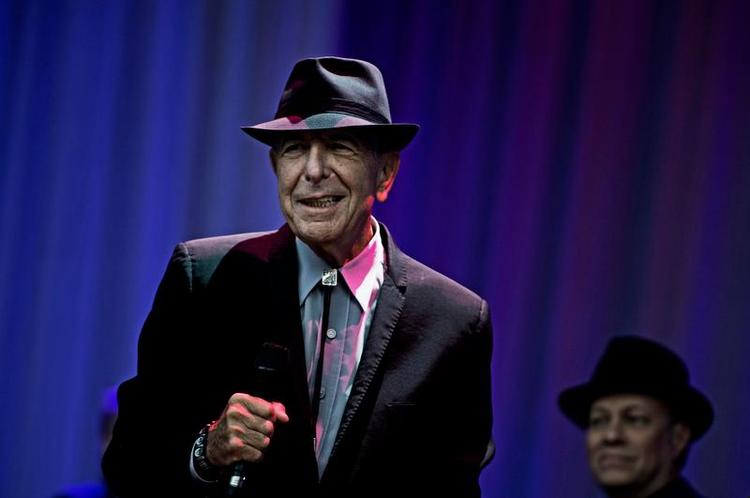 Man. Den canadiske digter, forfatter, sangskriver og sanger Leonard Cohen er her knipset lørdag aften i Kongens have i Odense. 