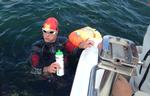 FORSYNINGER. Hver halve time får Hans Henrik 0,75 liter vand med elektrolytter (salte), så han undgår dehydrering og krampe. Foto fra facebook.com/cphswim 