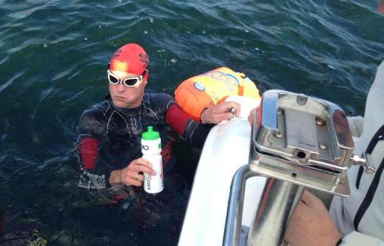 FORSYNINGER. Hver halve time får Hans Henrik 0,75 liter vand med elektrolytter (salte), så han undgår dehydrering og krampe. Foto fra facebook.com/cphswim 