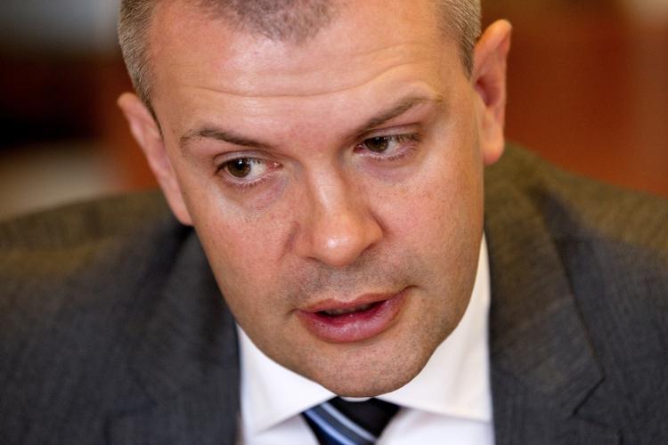 finanslovsdag. Finansminister Bjarne Corydon fremlægger i morgen regeringens forslag til finanslov. Samtidig kommer den økonomiske redegørelse, som angiveligt spår en dårligere vækst i 2013 end hidtil forventet. 