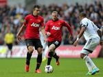 Rivaler. Målmaskinen Robin van Persie (tv) er Davis Moyes' førstevalg til pladsen som forreste angriber, hvilket Wayne Rooney (i midten) efter sigende ikke er tilfreds med. 