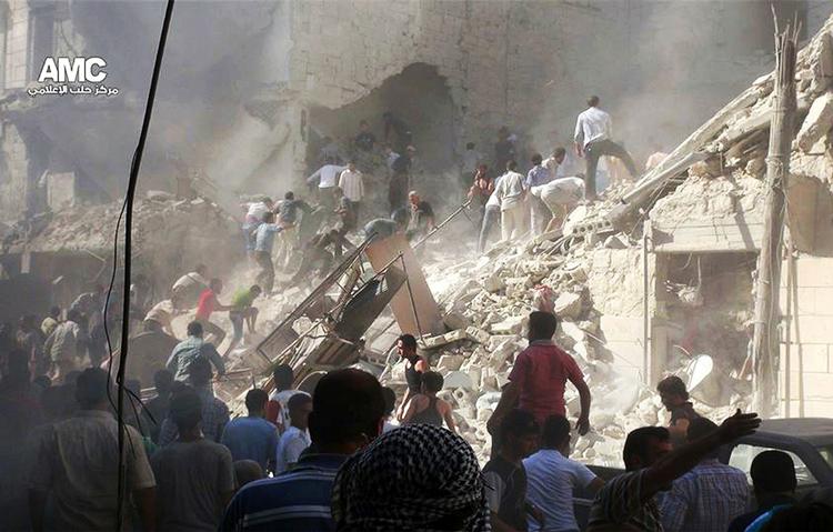 Syrien. Hvis man vælger at blande sig militært i konflikten, har man også medansvar for, hvad der sker, når oprørerne kommer til magten, skriver Rasmus Brygger blandt andet. Her billede fra mandagen af en ruinhob i byen Aleppo efter et bombardement fra regeringsstyrkernes side. 