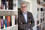 luftigt. Søren Pind forstår at larme så tilstrækkeligt meget med potter og pander, at opmærksomheden omkring ham i Danmark er stor, skriver Brian Esbensen blandt andet. 
