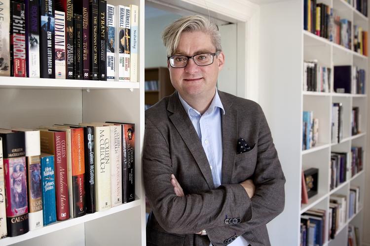 luftigt. Søren Pind forstår at larme så tilstrækkeligt meget med potter og pander, at opmærksomheden omkring ham i Danmark er stor, skriver Brian Esbensen blandt andet. 