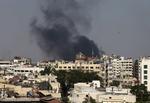 OPRØR. Mens omverdenen diskuterer, hvordan der skal reageres på mistanken om kemiske angreb ved Damaskus, så fortsætter kampene mellem oprørere og regeringshær i Syrien. Her ses en røgfane stige til vejrs efter bombardementer af Jobar-distriktet øst for hovedstaden. 