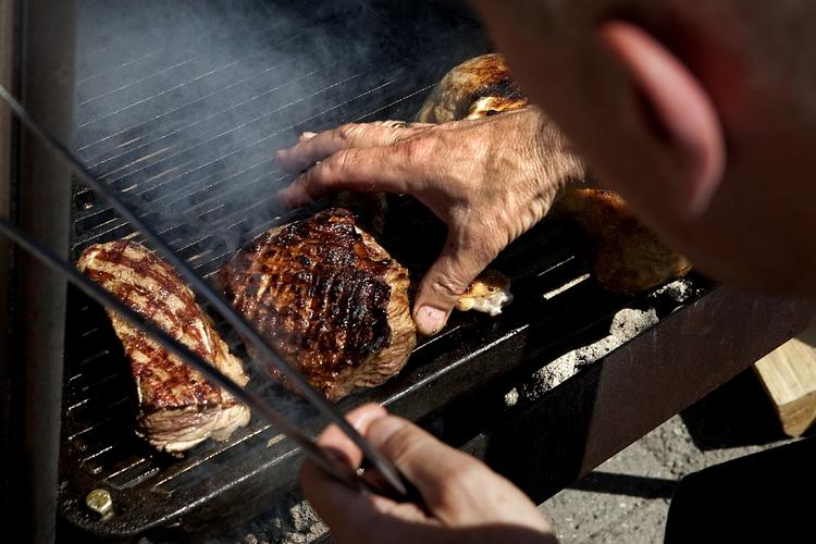 Grillsyge. Danskerne har købt flere dagligvarer i sommermånederne. Det er især den ekstra grillaktivitet, der har gjort, at indkøbsposerne er blevet fyldt lidt ekstra. 