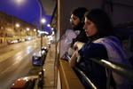 ventetid. Krisen er hård ved spanierne. Billedet der er taget i Madrid i går viser medlemmer af 'Lånofrenes Platform', der venter på at blive sat på gaden. 