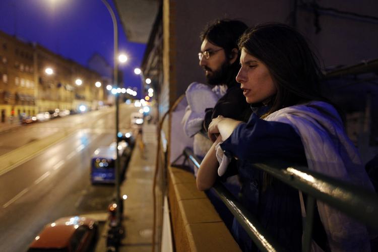 ventetid. Krisen er hård ved spanierne. Billedet der er taget i Madrid i går viser medlemmer af 'Lånofrenes Platform', der venter på at blive sat på gaden. 