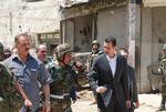 syrien. Har det internationale samfund grundigt afprøvet og udtømt alle diplomatiske muligheder i Syrien? Nej, skriver Søren Friis, der også mener, at det er tvivlsomt, at man har sikret sig, at en militær intervention ikke vil ramme den syriske civilbefolkning. Her billede udsendt af det syriske styre 1. august af præsident Assad (th) i byen Daraya syd for Damaskus. 