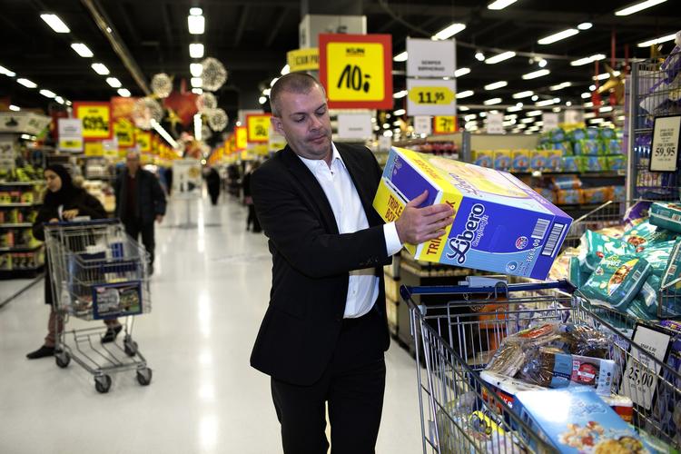 INDKØBSTUR. Danskerne får mere i løn, mens inflationen og renten er lav. Så der er basis for vækst i privatforbruget og dermed i samfundet generelt, mener regeringens ministre. En af dem er her i Bilka for at købe stort ind. (arkiv) 