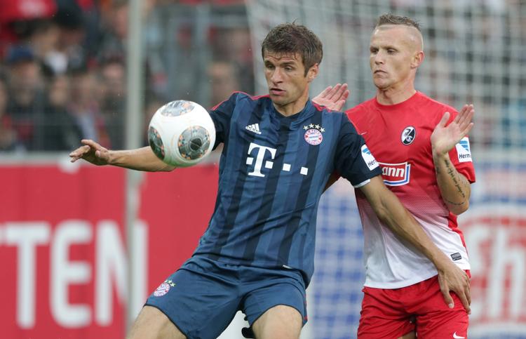 1-1. Thomas Müller (tv) lagde op til Bayerns føringsmål mod Freiburg, der overraskede de tyske mestre sent i kampen. 