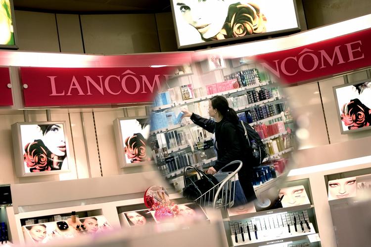 Med parfumer i cremer, shampoo, rengøringsmidler, ja sågar tandpasta udsætter de fleste danskere sig for en cocktail af dufte hver dag. Men det er ikke sundt, advarer kampagnen dropduftene.dk. 