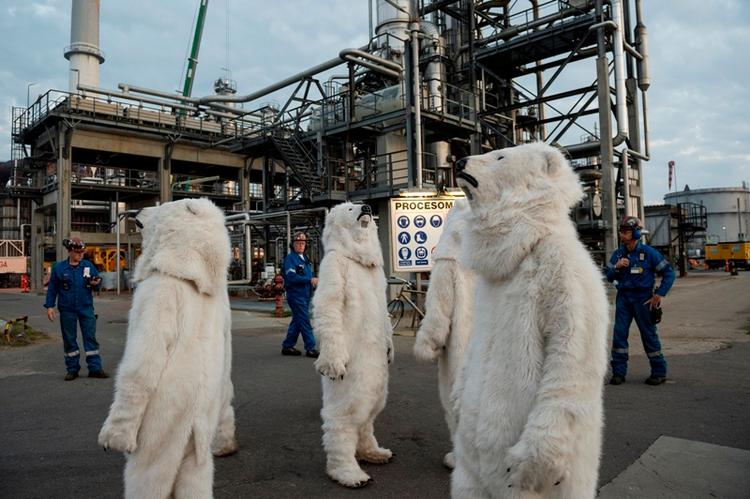Demonstration. Aktivister fra Greenpeace er i dag trængt ind på et Shell-raffinaderi i Fredericia. 