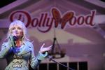 Hun er ikke bare en populær musiker. Dolly Parton er også en succesrig forretningskvinde, der årligt trækker over to millioner til sin forlystelsespark, Dollywood. 