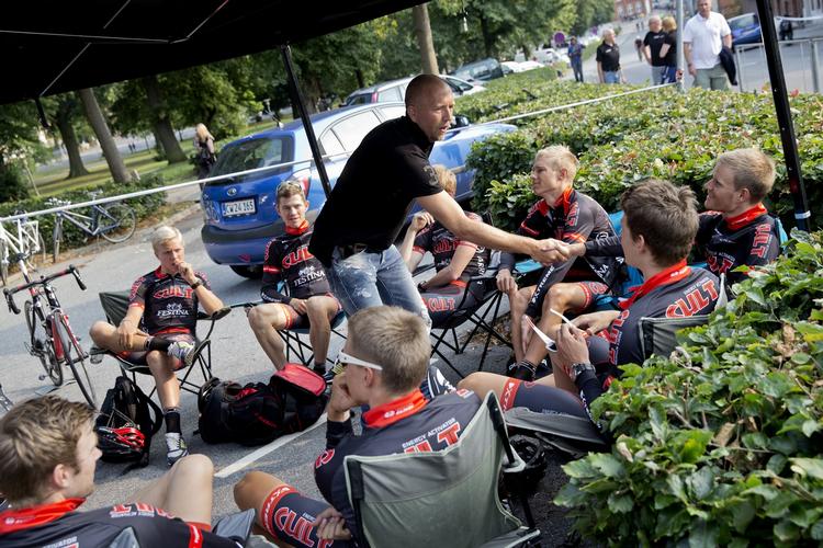 Nye. Stifteren af Cult-energidrikken, Brian Sørensen (i midten), har siden årsskiftet sponsoreret cykelholdet. 