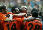 blodtørst? Spillerne fra Shakhter jubler efter en af scoringerne i sejren over Celtic i første playoff-opgør. 
