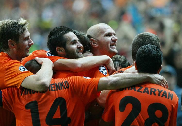 blodtørst? Spillerne fra Shakhter jubler efter en af scoringerne i sejren over Celtic i første playoff-opgør. 