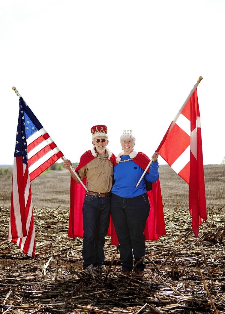 Kongepar. Hvert år kåres, som en del af Tivoli Fest, Elk Horns konge og dronnning. I år blev det Larry og Janis, som er klædeligt stolte. 