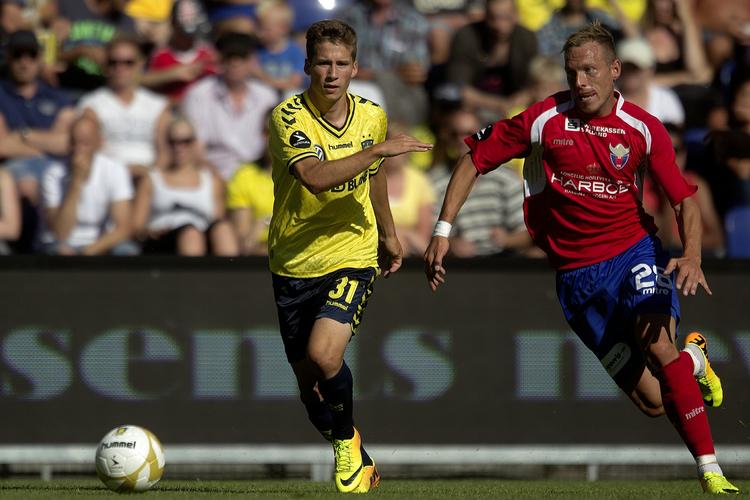 indkøb. Michael Lumb (th) er kommet til FC Vestsjælland fra tysk fodbold, og den stærke back har været medvirkende til sjællændernes gode start i Superligaen. 