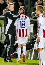 AaB. Nordjyderne og træner Kent Nielsen solgte i juni Nicklas Helenius til Aston Villa, men var hurtige til at hente en svensk erstatning i form af Rasmus Jönsson. Sidste år røg Lucas Andersen til Ajax - og AaB nåed eikke at hente en ny spiller af samme kvalitet. 