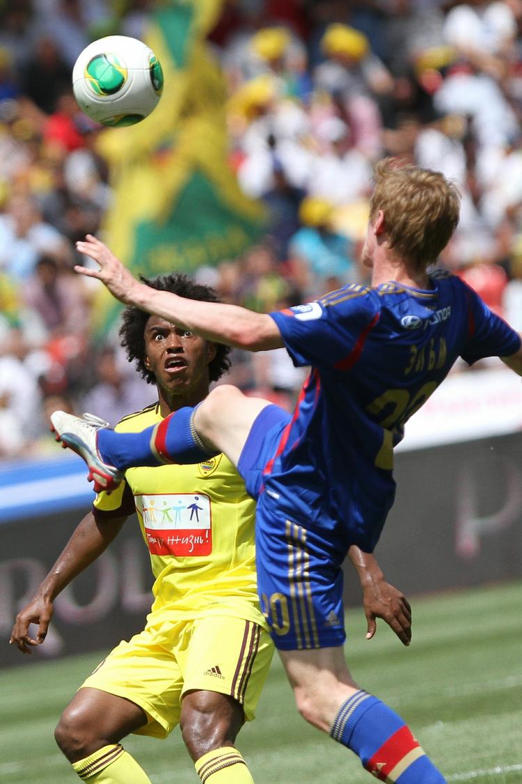 skifte. Willian (tv) er en af de dyre spillere, der er kommet i overskud i kriseramte Anzhi. 