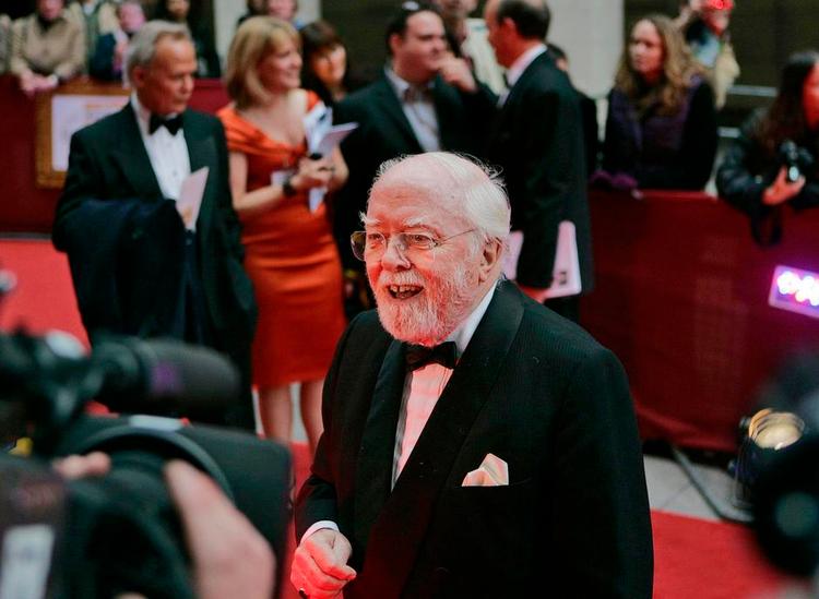 Epiker. Som instruktør fylder Sir Richard Attenborough filmlærredet ud med kaskader af filmstjerner. 