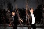Forfatterpar. Steen Bille og hans kone udgiver sammen krimier under navnet Bille &amp; Bille. Her fotografet i deres have på Amager. 