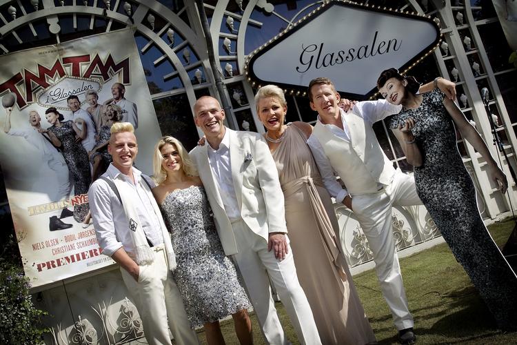 Sommersatsning. Tivolis revy med Pelle Emil Hebsgaard, Christiane Schaumburg-Müller, Niels Olsen, Søs Egelind, Thomas Bo Larsen og Bodil Jørgensen (repræsenteret som papfigur) skal til næste  sommer give Cirkusrevyen kamp til stregen. 