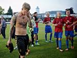 BESEJRET. Trods en scoring af Simon Makienok (tv.) var det Hvidovres spillere, der jublede sidst i pokalkampen. 