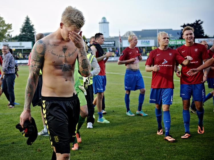 BESEJRET. Trods en scoring af Simon Makienok (tv.) var det Hvidovres spillere, der jublede sidst i pokalkampen. 