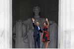 Hyldet. Barack og Michelle Obama foran Lincoln-statuen, hvor Martin Luther King holdt sin mest berømte tale for 50 år siden. 