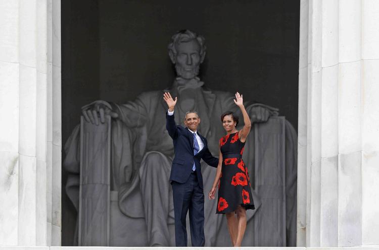 Hyldet. Barack og Michelle Obama foran Lincoln-statuen, hvor Martin Luther King holdt sin mest berømte tale for 50 år siden. 