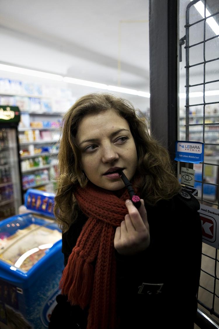 Forbud. EU overvejer et forbud mod slik, der ligner tobak. Det kan gå ud over lakridspiber, som den skuespiller Laura Bro her nyder. 